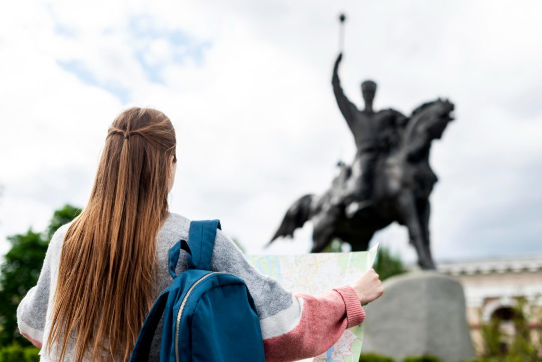 mulher visitando ponto turístico após saber o que fazer em buenos aires