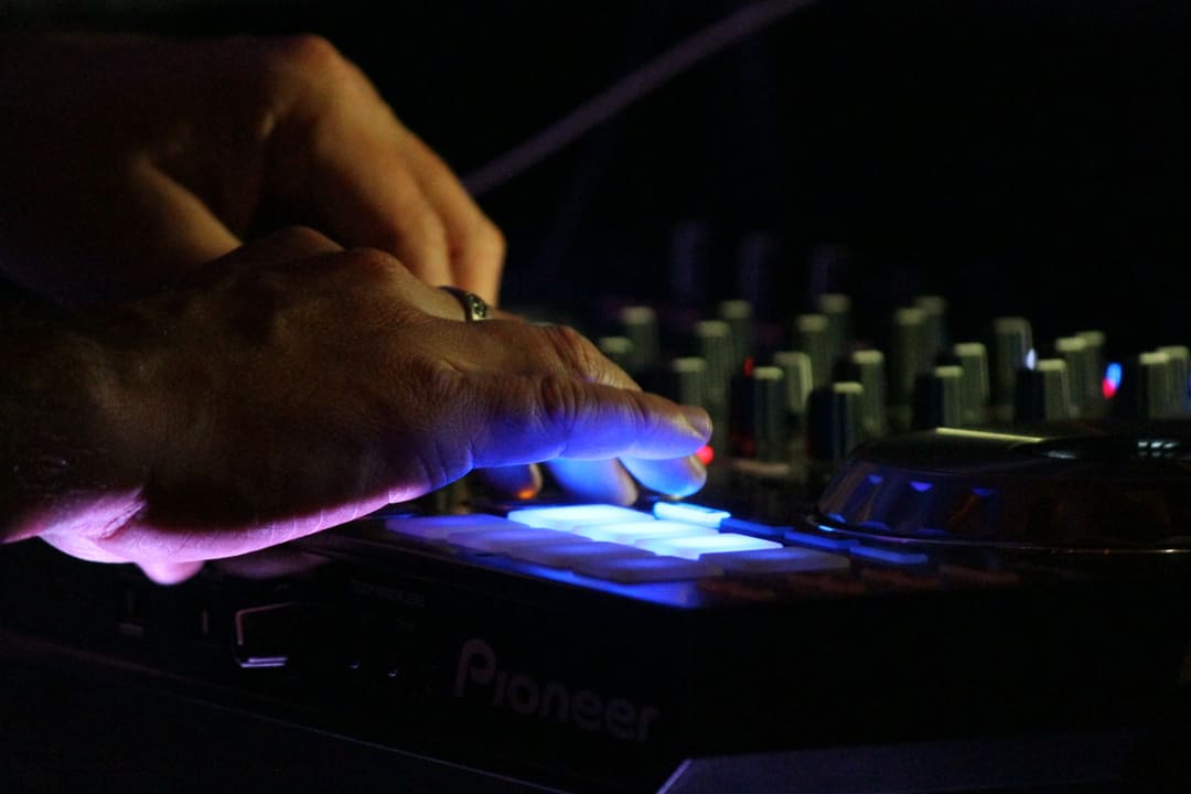 Um DJ tocando um festival de música eletrônica.