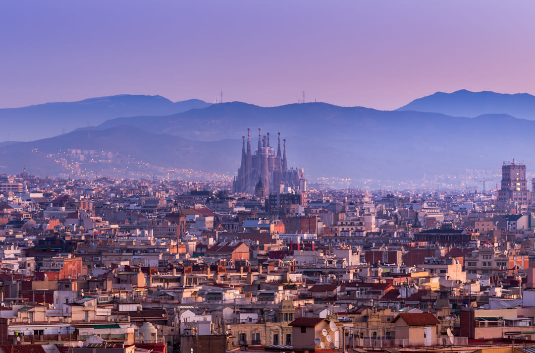 Na imagem, vemos a igreja da Sagrada Família em Barcelona.